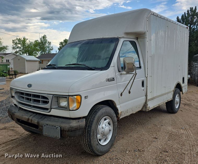 2001 Ford E350 Super Duty box truck - DR3875