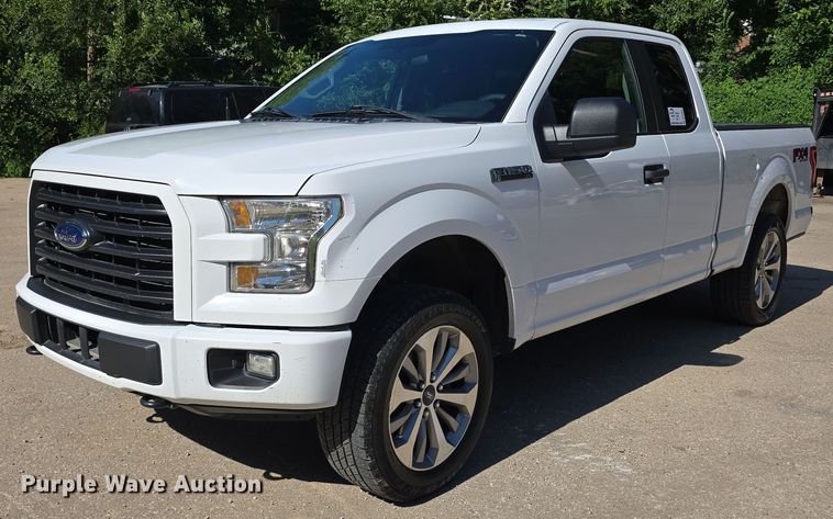 2017 Ford F150 XL SuperCab pickup truck - DR3881