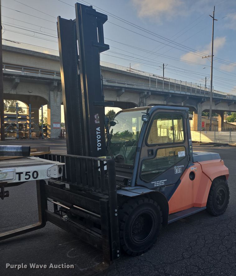 2015 Toyota 8FD80U forklift - DT7245