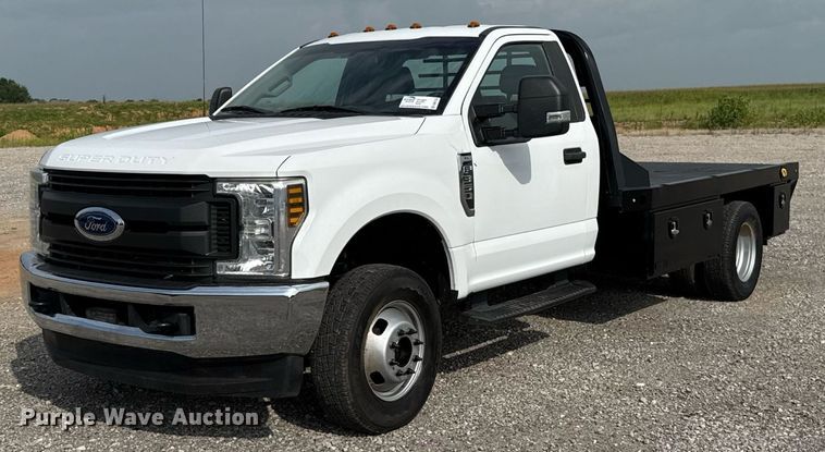 2019 Ford F350 Super Duty flatbed pickup truck - DW5133