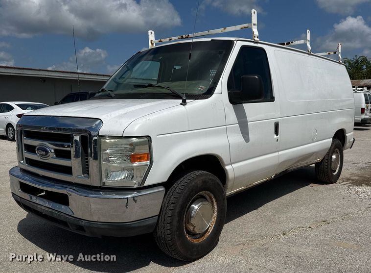 2010 Ford E250 Super Duty van - DY0361