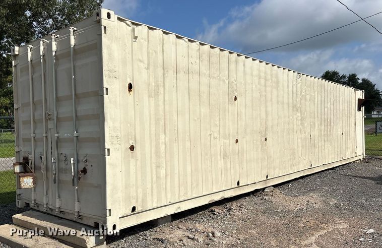 Unknown 40' shipping container - DY0790