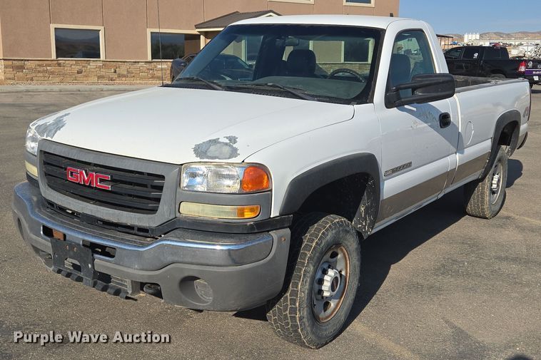2007 GMC Sierra 2500 pickup truck - DY0968