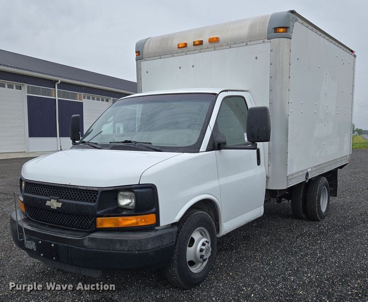 2011 Chevrolet Express 3500 box truck - EC4246