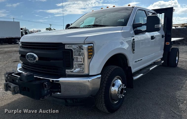 2019 Ford F350 Super Duty XL Crew Cab flatbed pickup truck - EG5954