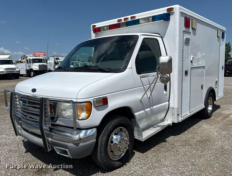 2001 Ford E350 Super Duty ambulance - EG5988