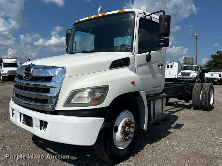 2015 Hino 338 truck cab and chassis - EG6007