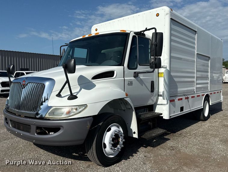 2002 International 4300 delivery truck - EG6010