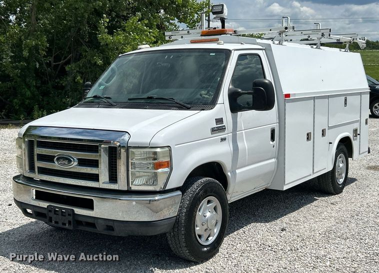 2011 Ford E350 Super Duty utility van - EK8258