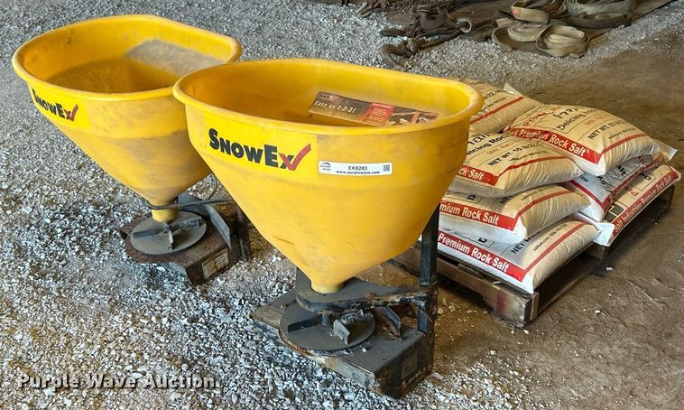 SnowEx (2) SnowEx spreaders - EK8283