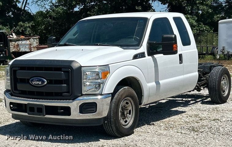 2015 Ford F250 Super Duty XL SuperCab pickup truck cab and chassis - EK8307