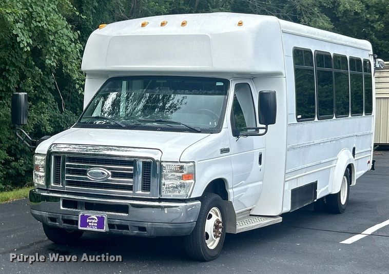 2015 Ford E450 Super Duty shuttle bus - EK8363