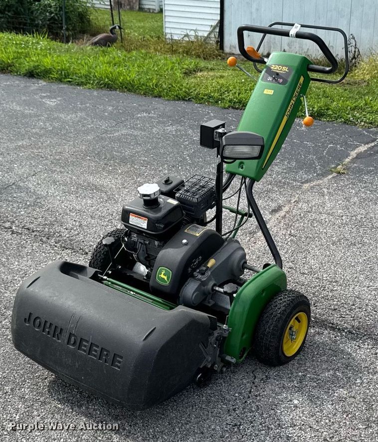 2020 John Deere 220 SL greens mower - EM2139