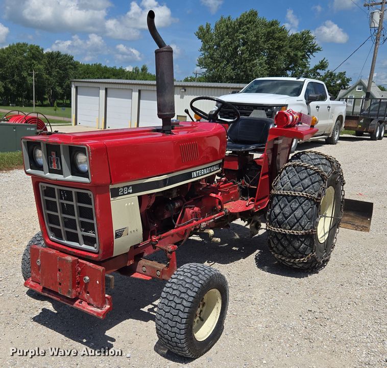 International 284 tractor - EO1520