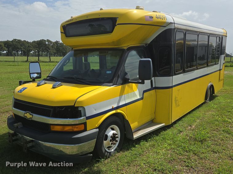 2017 Chevrolet Express G4500 shuttle bus - EQ4033