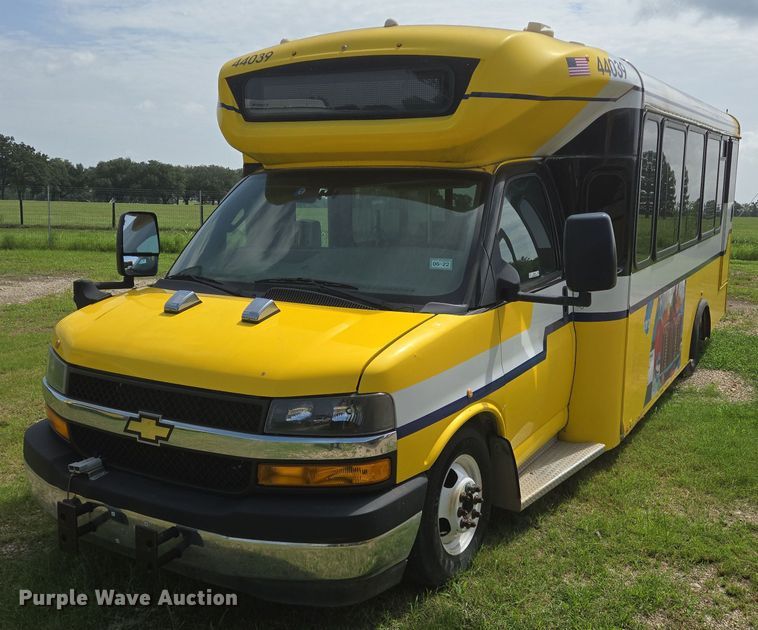 2017 Chevrolet Express G4500 shuttle bus - EQ4034
