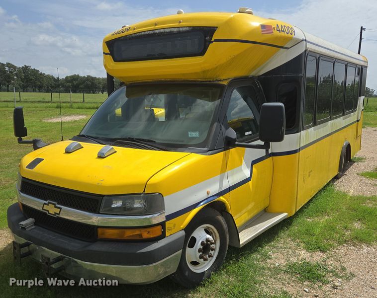 2016 Chevrolet Express G4500 shuttle bus - EQ4035