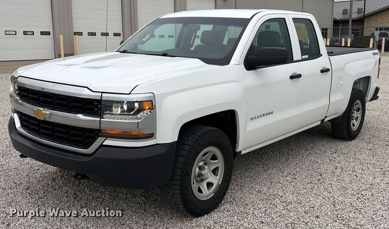 2017 Chevrolet Silverado 1500 Double Cab pickup truck - ET8006