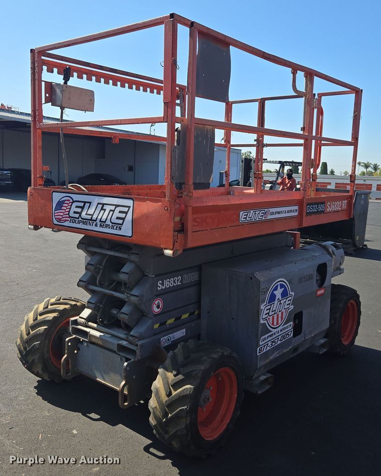 2014 Skyjack SJ 6832RT scissor lift - FB9406
