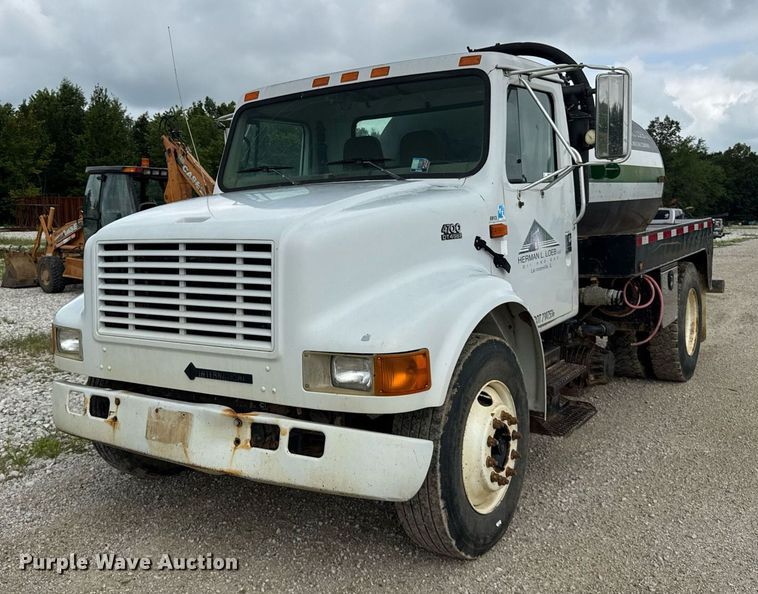 2001 International 4700 vacuum truck - DI9820