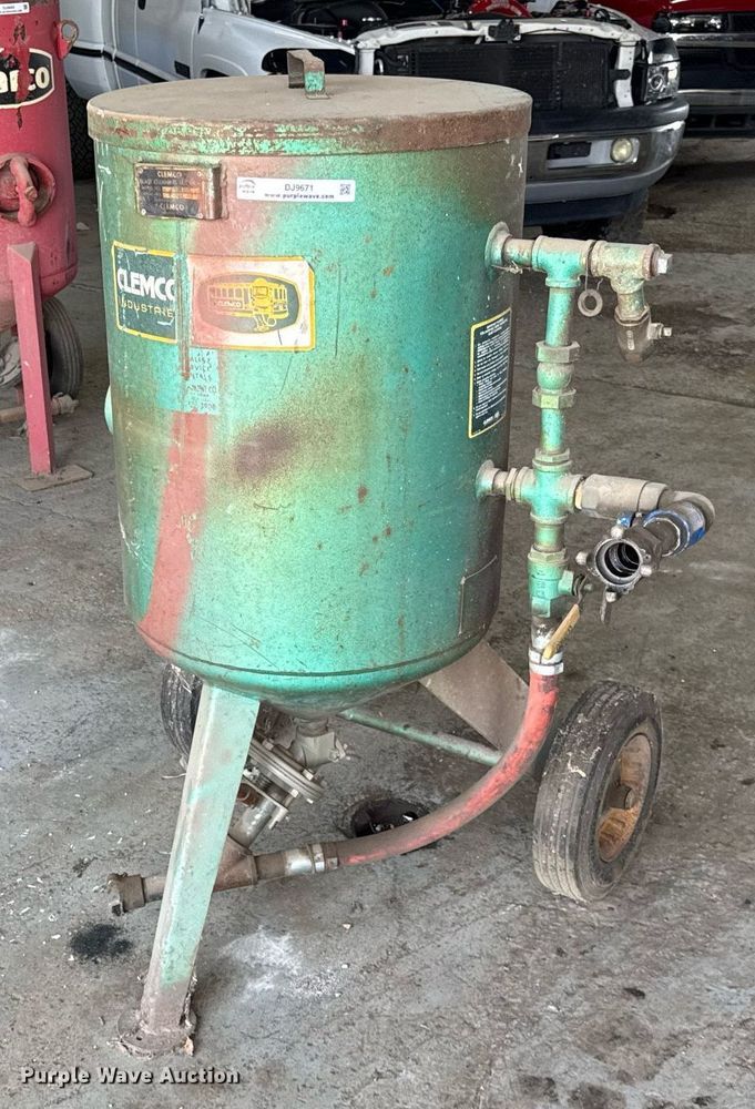 Clemco SCWB-2452 blasting pot - DJ9671