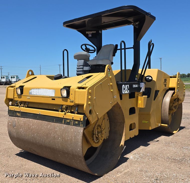 2009 Caterpillar CB534D XW double drum vibratory roller - DR3868