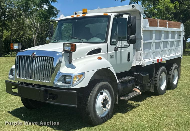 2004 International 7400 dump truck - DU9333