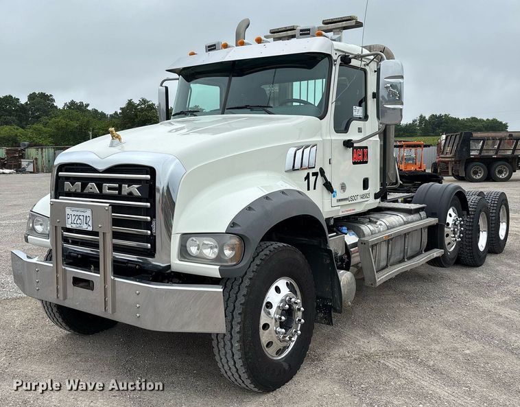 2020 Mack Granite semi truck - DW7180
