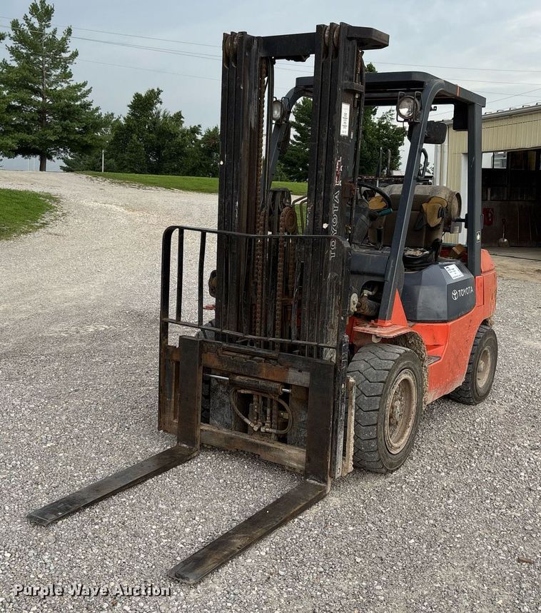 2002 Toyota 7FGU30 forklift - DW7217