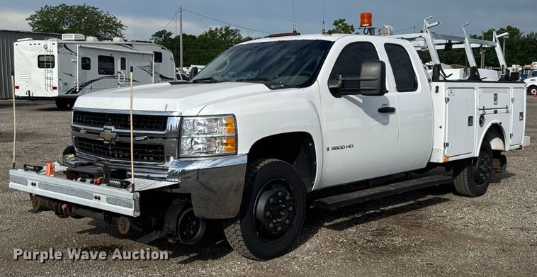 2009 Chevrolet Silverado 3500HD Ext. Cab utility bed pickup truck - DY0042