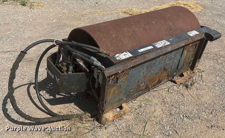 Bobcat 48" W skid steer vibratory roller - DY0741