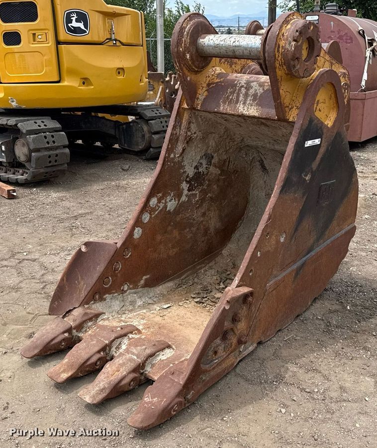 Caterpillar 32" W excavator bucket - DZ8684