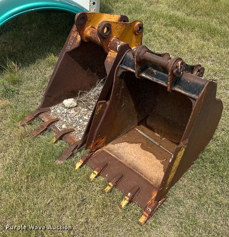 (2) 24" W buckets - DZ8701