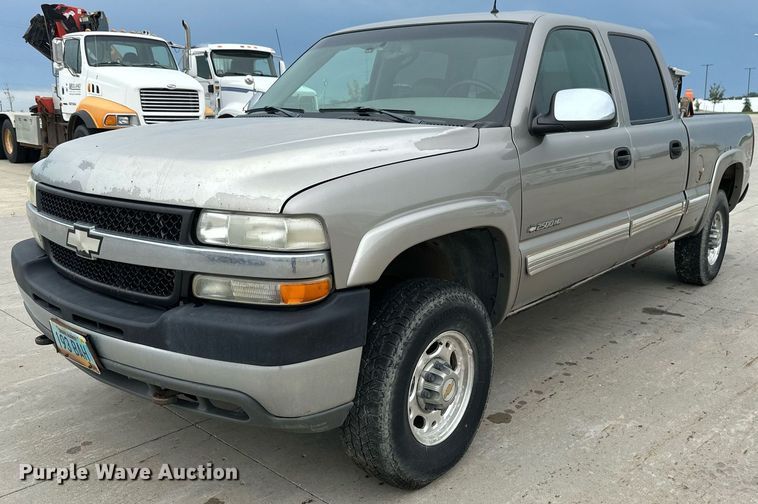 2002 Chevrolet  Silverado 2500HD Crew Cab pickup truck - EB2714