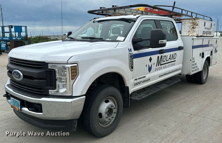 2019 Ford F350 Super Duty Crew Cab utility bed pickup truck - EB2720