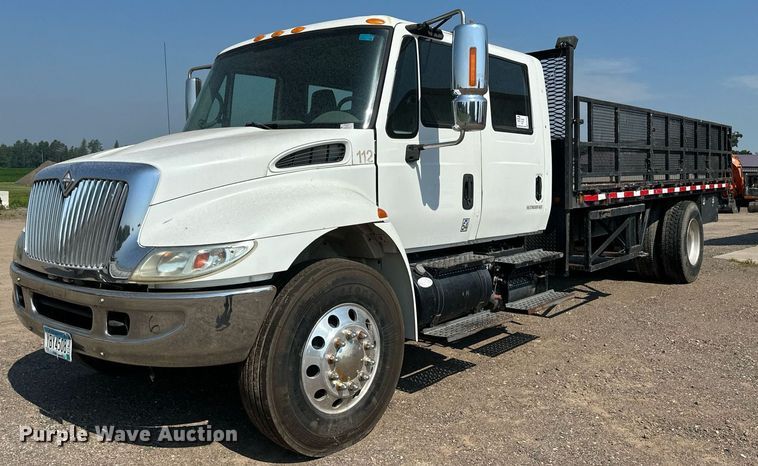 2003 International 4400 flatbed truck - EB2756