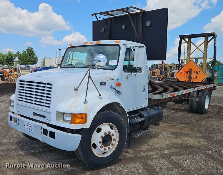 1999 International 4700 flatbed truck with crash attenuator - EB8170