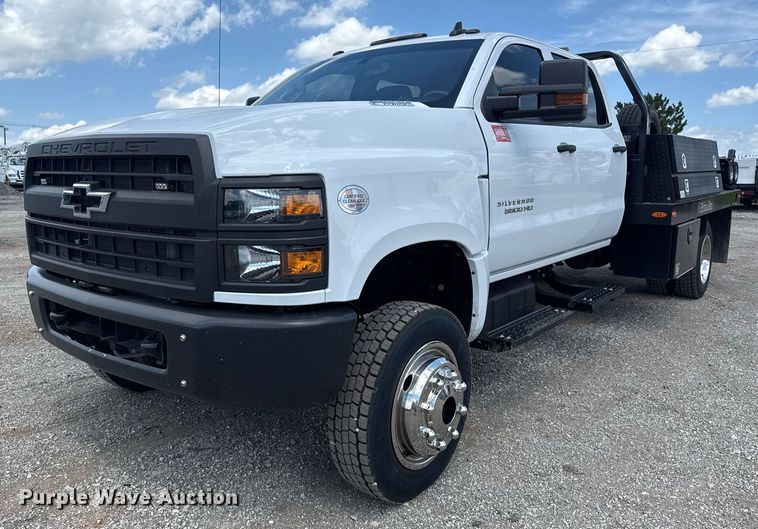2022 Chevrolet Silverado 5500HD Crew Cab flatbed truck - EG5964