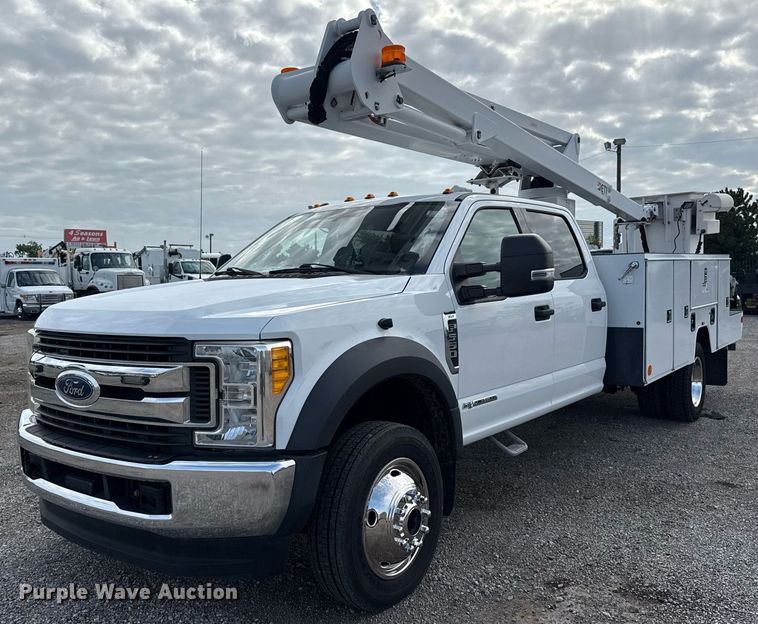 2017 Ford F550 Super Duty Crew Cab bucket truck - EG5978