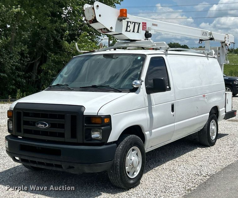 2009 Ford E350 Super Duty van with bucket lift - EK8261