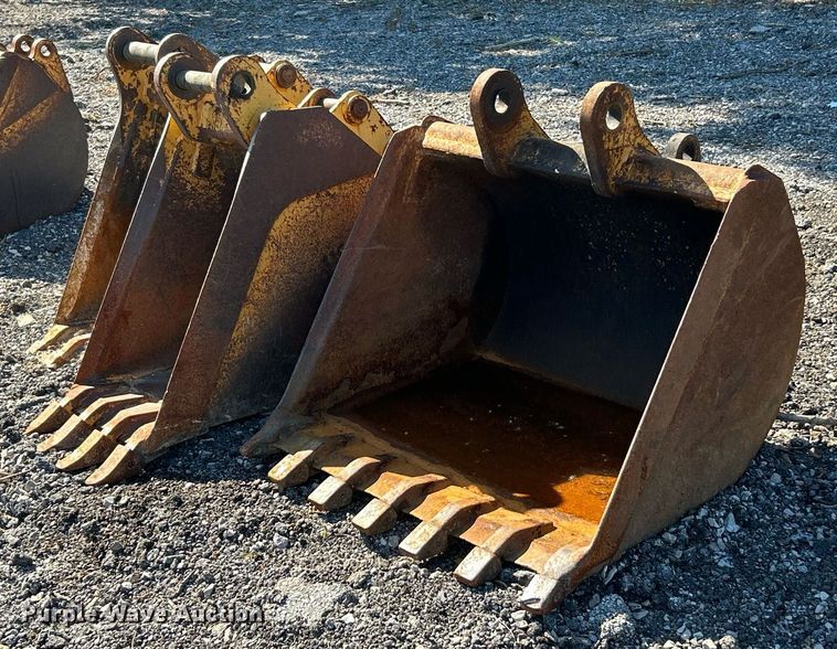 (3) backhoe buckets - EK8275