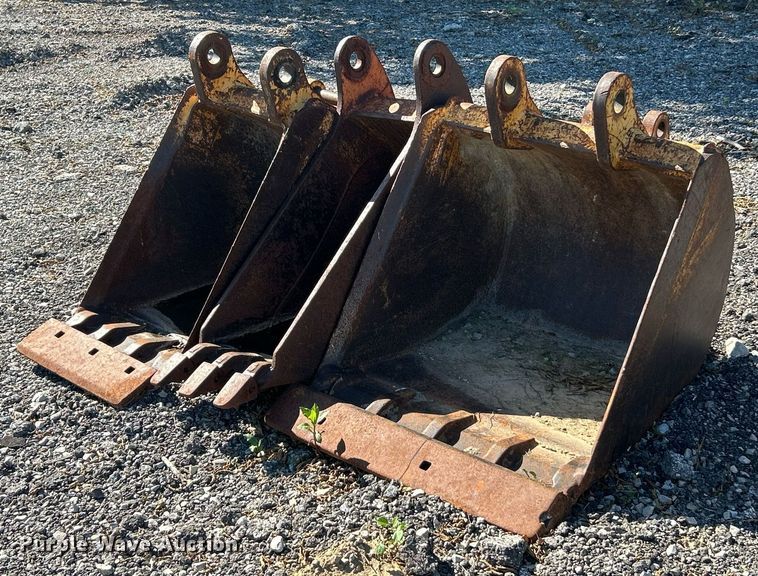 (3) backhoe buckets - EK8276
