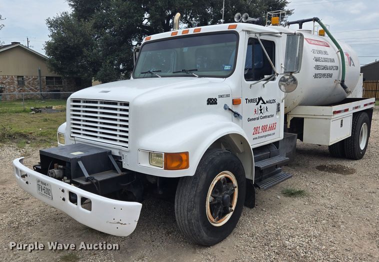 1997 International 4700 vacuum truck - EQ4065