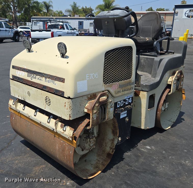 2002 Ingersoll-Rand DD-24 double drum vibratory roller - FB9426
