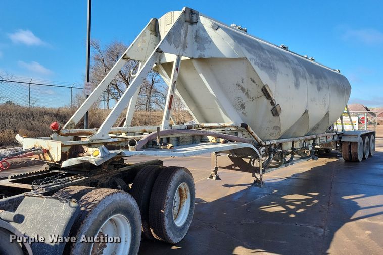 1983 Fruehauf HAB-F3-J1300 pneumatic dry bulk trailer - NB9850