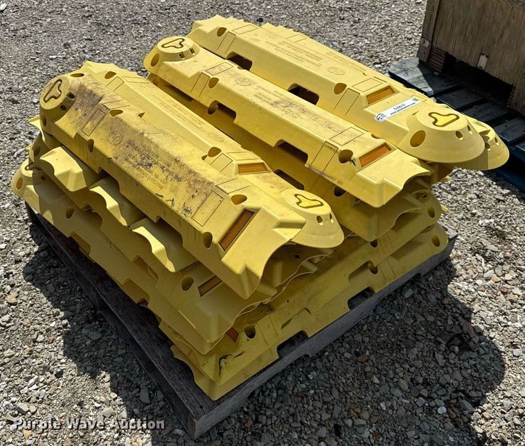 Approximately 42 Davidson FG300 speed bumps - DJ9512