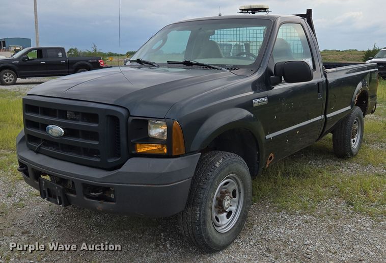 2006 Ford F250 XL Super Duty pickup truck - DR3904
