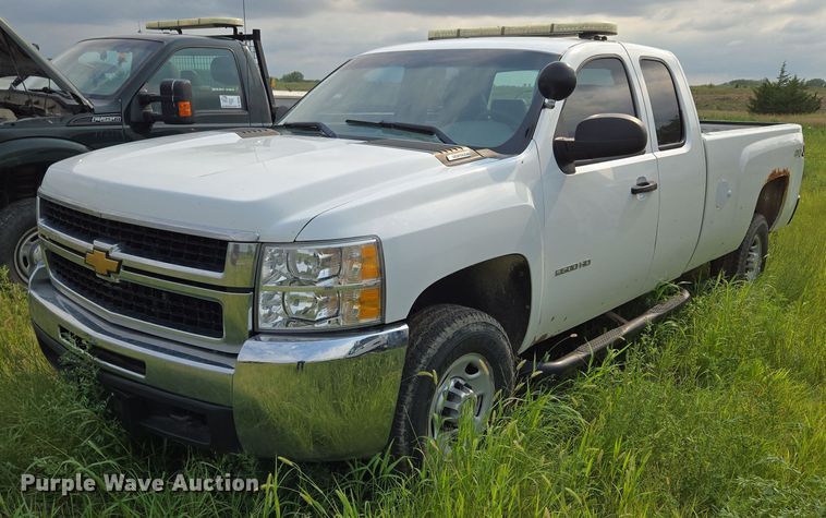 2010 Chevrolet Silverado 2500HD Ext. Cab pickup truck - DR3907