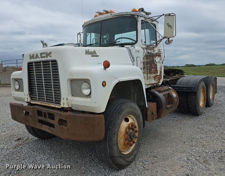 1990 Mack RD690S semi truck - DR3910