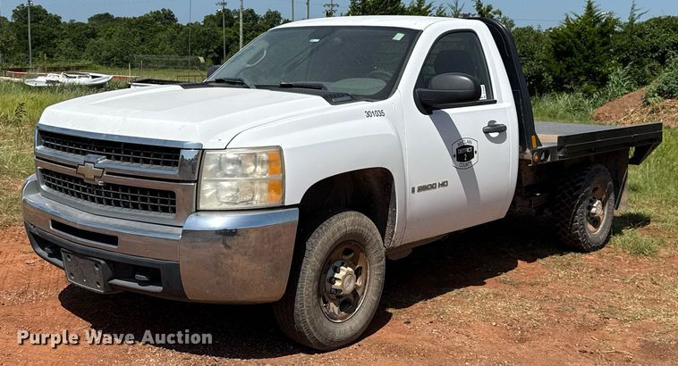 2007 Chevrolet Silverado 2500  flatbed pickup truck - DT6683